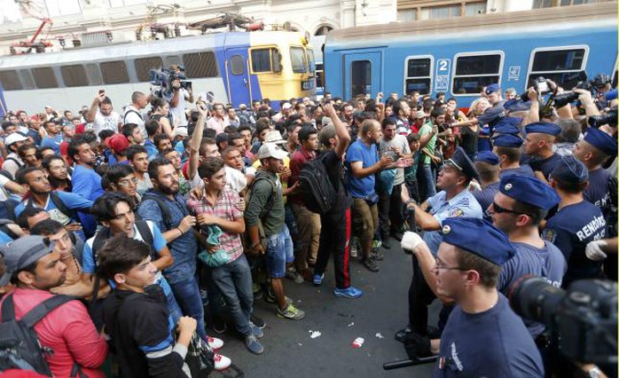 Người tị nạn phản đối bên ngoài nhà ga ở Budapest. Ảnh: Reuters