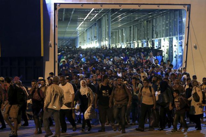 Khoảng 1.800 người tị nạn và di cư rời con tàu đưa họ từ đảo Lesbos vào đất liền Hy Lạp đêm 1-9. Ảnh: Reuters