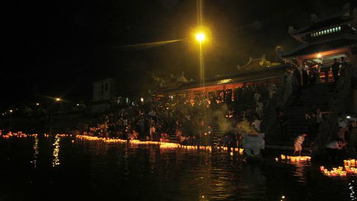 Đêm hoa đăng tri ấn các anh hùng Liệt sỹ trên dòng sông Thạch Hãn - Thành cổ Quảng Trị