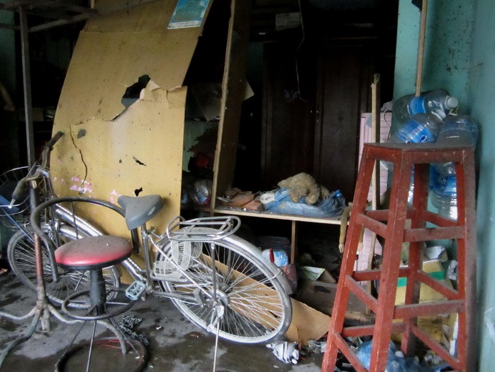 Bên trong căn nhà là đống đổ nát, nhiều vật dụng xáo trộn, hư hỏng