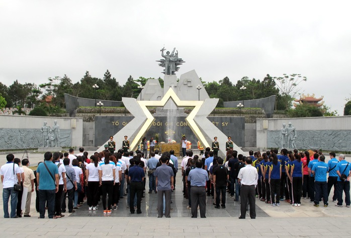 Đoàn VĐV giải bóng chuyền dâng hương ở Nghĩa trang liệt sĩ Đường 9 (Quảng Trị)