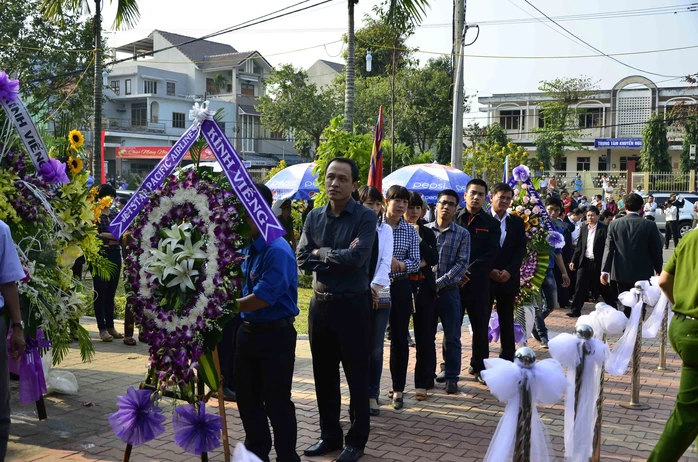 Người dân Đà Nẵng mang vòng hoa đến viếng ông Nguyễn Bá Thanh ẢNH: BÍCH VÂN