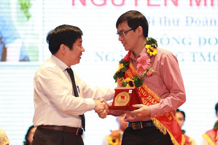 Ông Nguyễn Văn Đông, Trưởng Ban Tuyên giáo Tổng LĐLĐ Việt Nam, chúc mừng các đảng viên tiêu biểu  ảnh: HOÀNG TRIỀU
