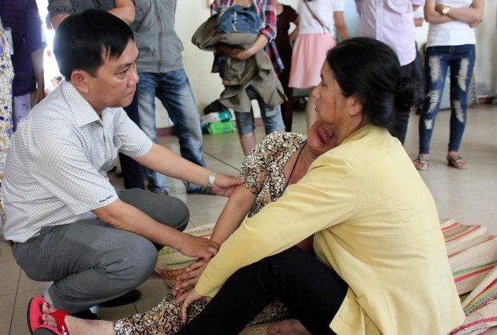 Giám đốc Sở Y tế Quảng Ngãi Nguyễn Tấn Đức động viên người nhà sản phụ tử vong