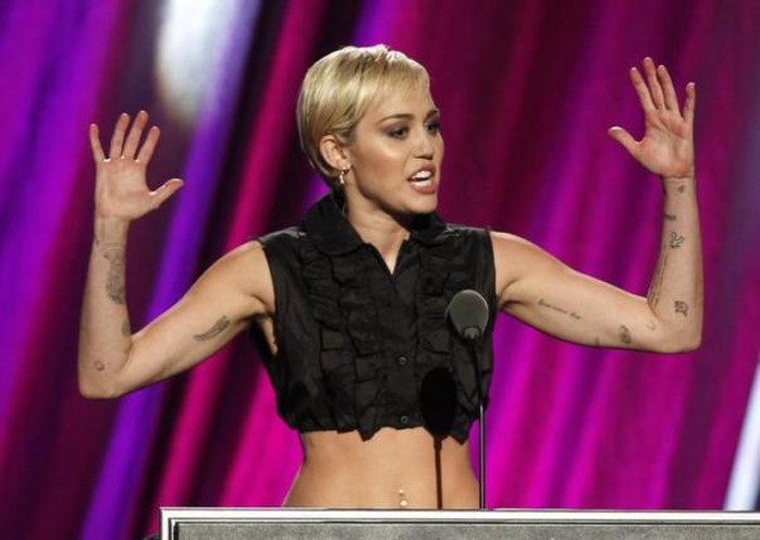 Dẫu thường gây sốc nhưng Miley là ca sĩ trẻ tích cực từ thiện