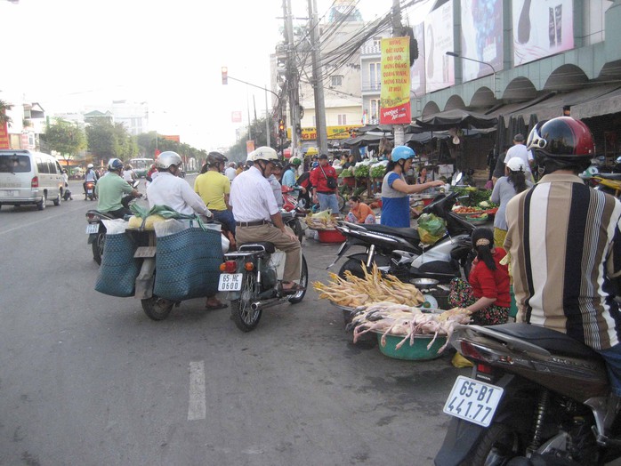  Gà được bày bán ngay phía trước biển cấm mua bán, giết mổ gia cầm sống