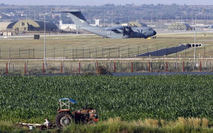 Một máy bay của Không quân Thổ Nhĩ Kỳ đáp xuống căn cứ Incirlik hôm 24-7. Ảnh: Reuters