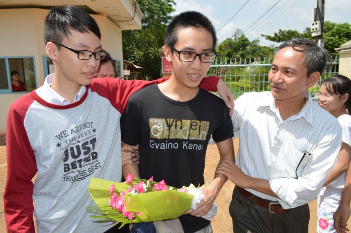 Đỗ Quang Thiện (giữa) được người thân, bạn bè đón khi bước ra khỏi trại tạm giam