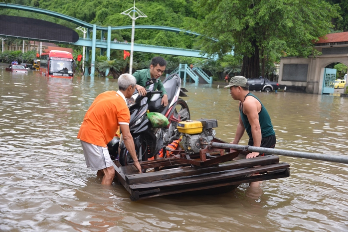 thuyền máy được chưng dụng vận chuyển người và hàng hóa