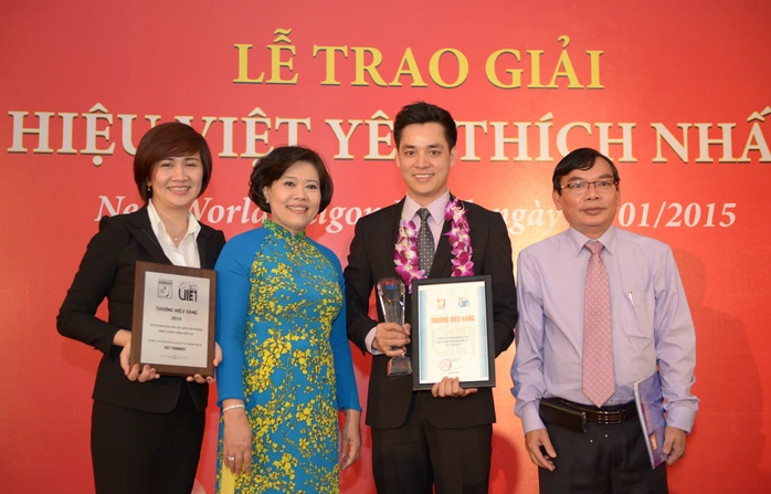 L&atilde;nh đạo UBND TP HCM trao giải thưởng &ldquo;Thương hiệu V&agrave;ng&rdquo; của ng&agrave;nh du lịch cho đại diện Ban l&atilde;nh đạo TST tourist.