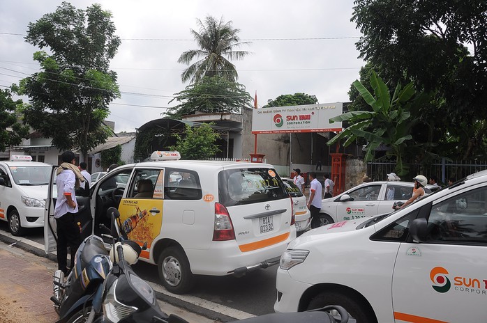 Hàng chục lái xe kéo đến trụ sở Suntaxi tại Kon Tum đòi quyền lợi