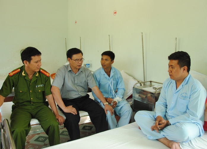 Lãnh đạo Công an tỉnh Đắk Lắk thăm hỏi, động viên 2 đồng chí bị thương