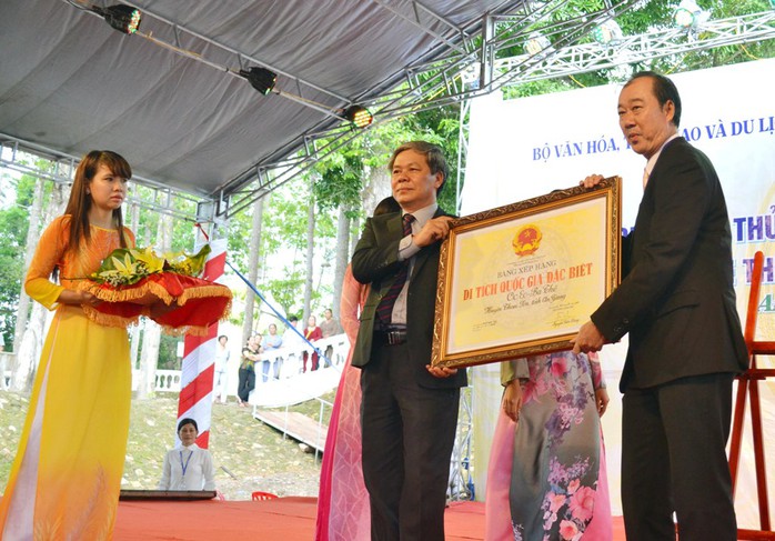 Đại diện Sở Văn hóa, Thể thao-Du lịch nhận bằng công nhận Óc Eo-Ba Thê là di tích Quốc gia đặc biệt.