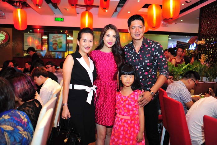 Ngọc Ánh chụp ảnh cùng gia đình Bình Minh