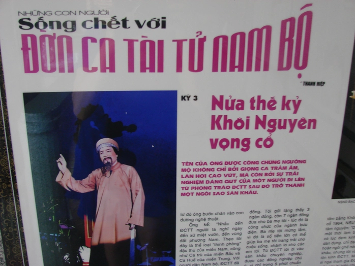 Những bài báo viết về NSƯT Minh Vương được trưng bày tại góc nhà ông