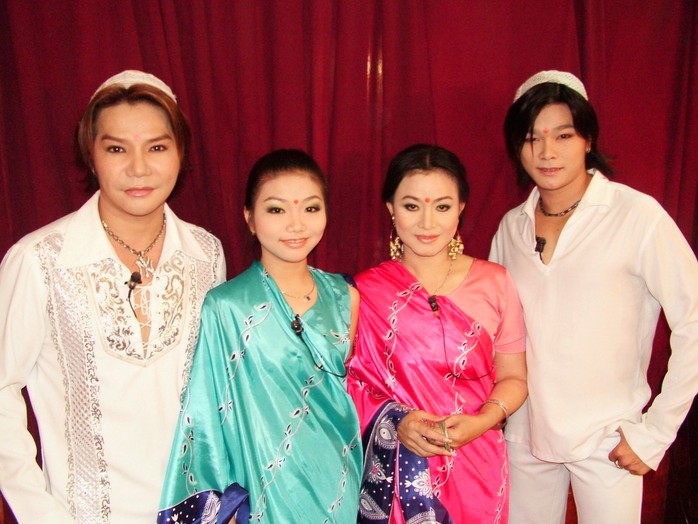 Gia đình nghệ sĩ Linh Tâm, Cẩm Thu và hai con: Linh Tý, Thu Tâm trong vở Mùa tôm (năm 2004)
