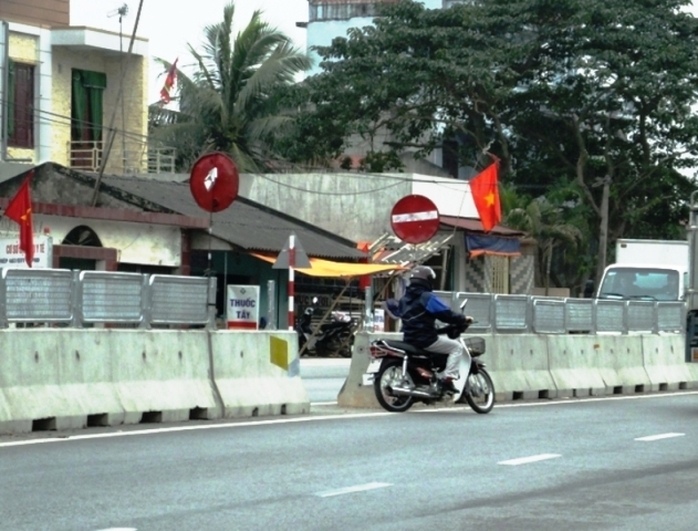 Người dân dùng môm nhôm, các tấm sắt cắt thành hình tròn rồi làm biển cắm ra những điểm phân cách bị phá bỏ trông rất phản cảm