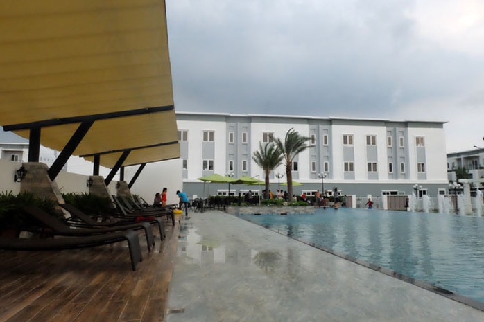 Hồ bơi chung tại khu Mega Village