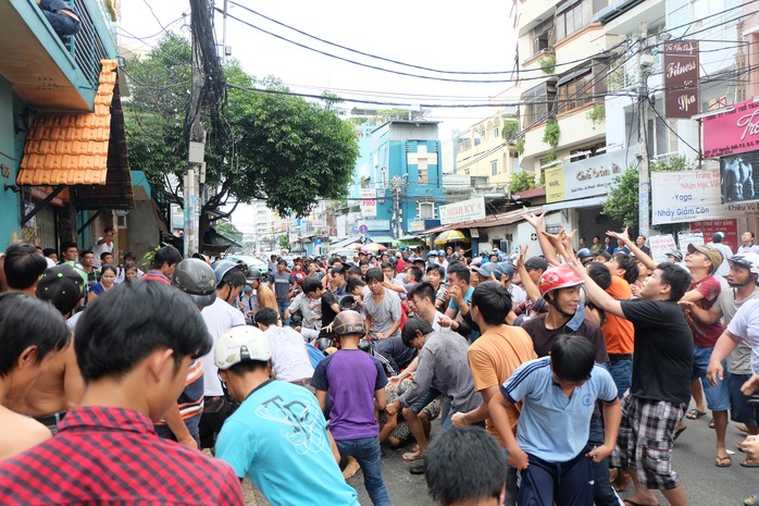 Trời nắng gắt, nhưng nhiều người vẫn cố đợi để đến lúc gia chủ thả tiền.