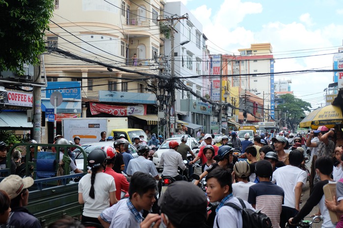 Những ngày này khu Chợ Lớn thường xuyên ùn ứ xe máy do người dân tổ chức cúng cô hồn với tục rải tiền.