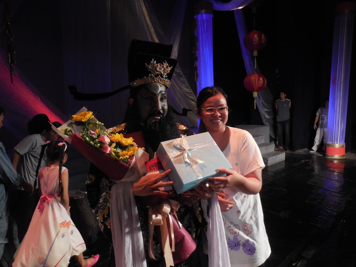 Khán giả tặng quà chúc mừng Vũ Luân hoàn thành vai diễn Bao Công
