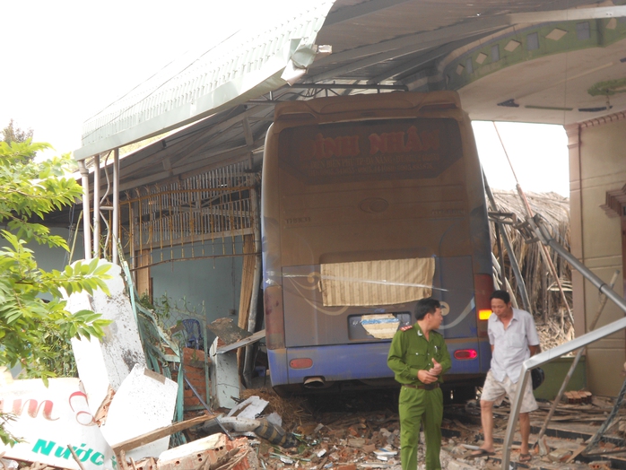 Hiện trường vụ xe khách tông sập quán thịt cầy vào trưa 12-7, trên đường ĐT 741 (đoạn qua khu phố Thắng Lợi, thị trấn Tân Phú, huyện Đồng Phú, tỉnh Bình Phước).