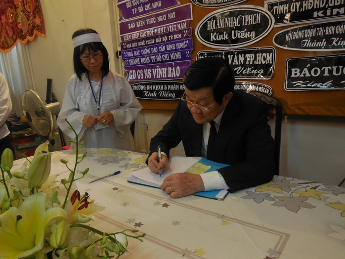 Chủ tịch nước Trương Tấn Sang viết những dòng thương tiếc vào sổ lưu niệm 