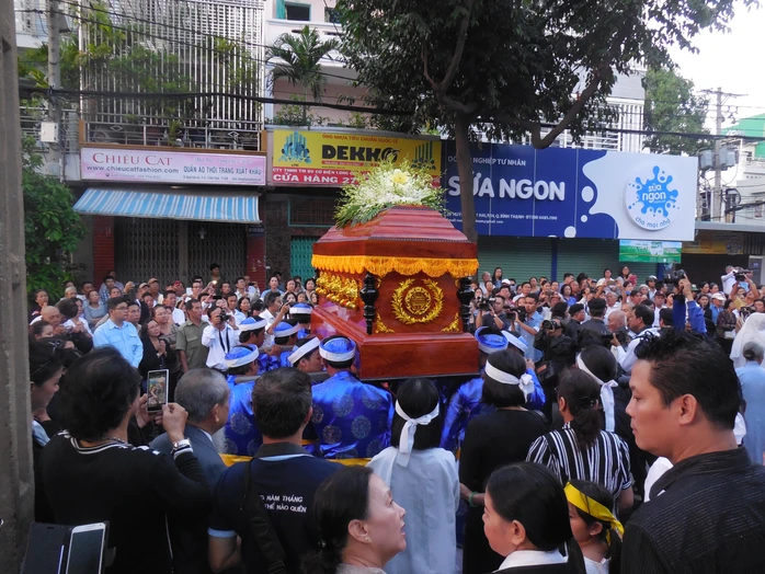 Hàng ngàn người dân đứng chật con đường Huỳnh Đình Hai, tiễn đưa linh cữu GS-TS Trần Văn Khê về nơi an nghỉ cuối cùng