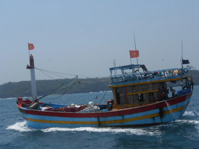 Tàu cá của ngư dân Lý Sơn cập đảo sau chuyến vươn khơi Hoàng Sa.