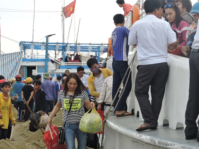Nhiều hành khách vui ra mặt khi mua được tấm vé, chuẩn bị ra tàu lên đảo