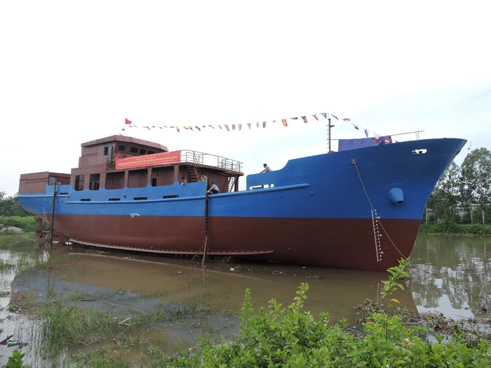  Hạ thủy tàu dịch vụ hậu cần nghề cá của Công ty CPTS Lý Sơn.