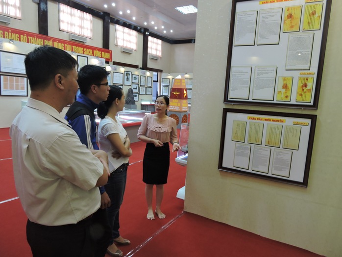 Hướng dẫn viên giới thiệu về những tư liệu, bản đồ khẳng định hai quần đảo Hoàng Sa và Trường Sa của Việt Nam.