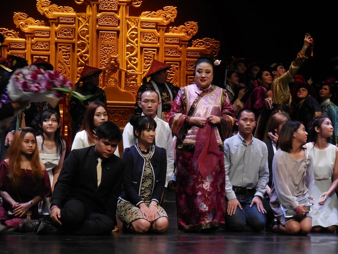 Các khán giả quỳ bên chân Công nương Soamsawali chụp ảnh lưu niệm sau suất diễn