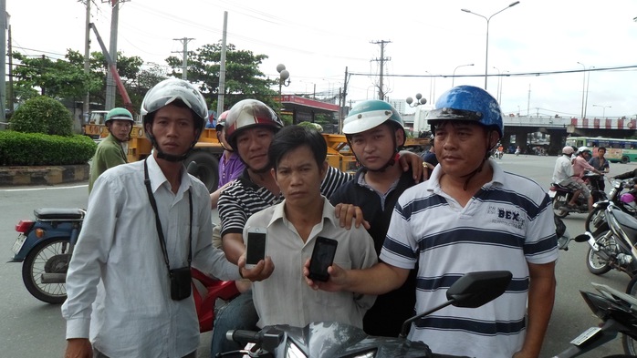 Phạm Quang (giữa), đối tượng móc túi chuyên nghiệp trên xe buýt bị “hiệp sĩ” Nguyễn Thanh Hải cùng đồng đội bắt giữ vào trưa 21-6.