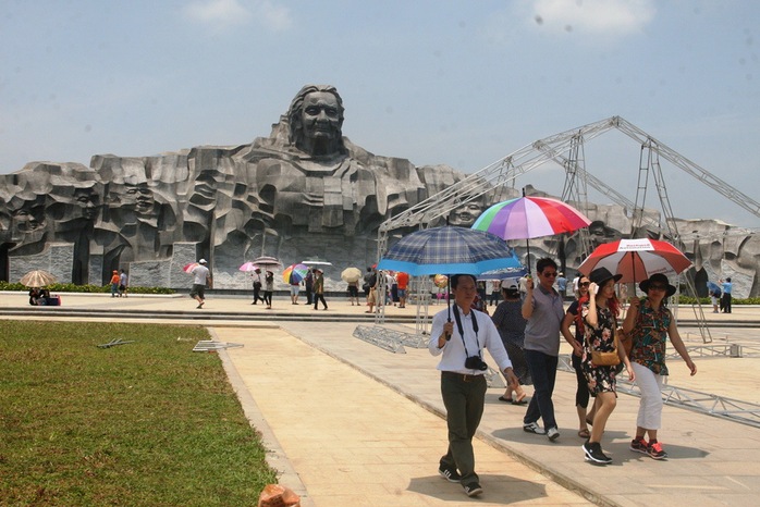 Lượng du khách kéo đến tượng Mẹ Việt Nam Anh hùng trong ngày đầu nghỉ lễ khá đông
