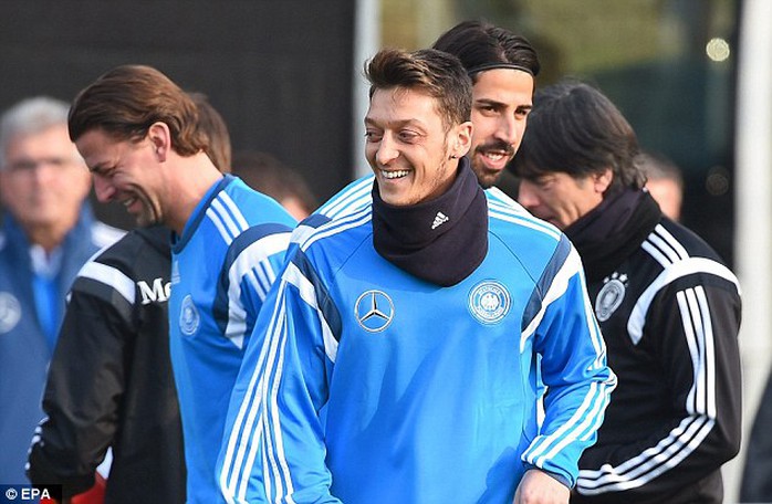 Mesut Ozil cười tươi rối trong buổi tập trung cùng tuyển Đức