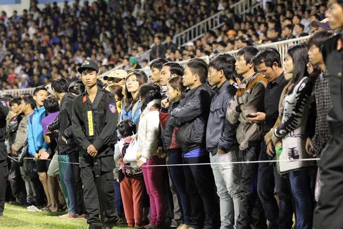 Dù tràn xuống sân nhưng những khán giả này rất trật tự xem bóng đá