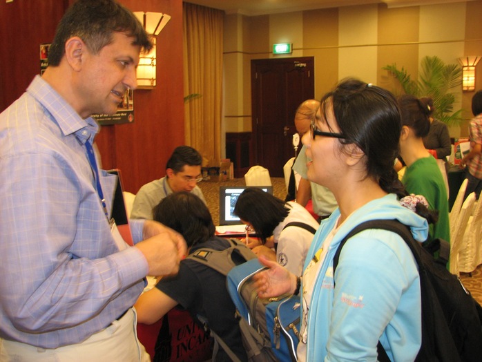 Học sinh Việt Nam quan tâm đến du học tại một chương trình triển lãm du học