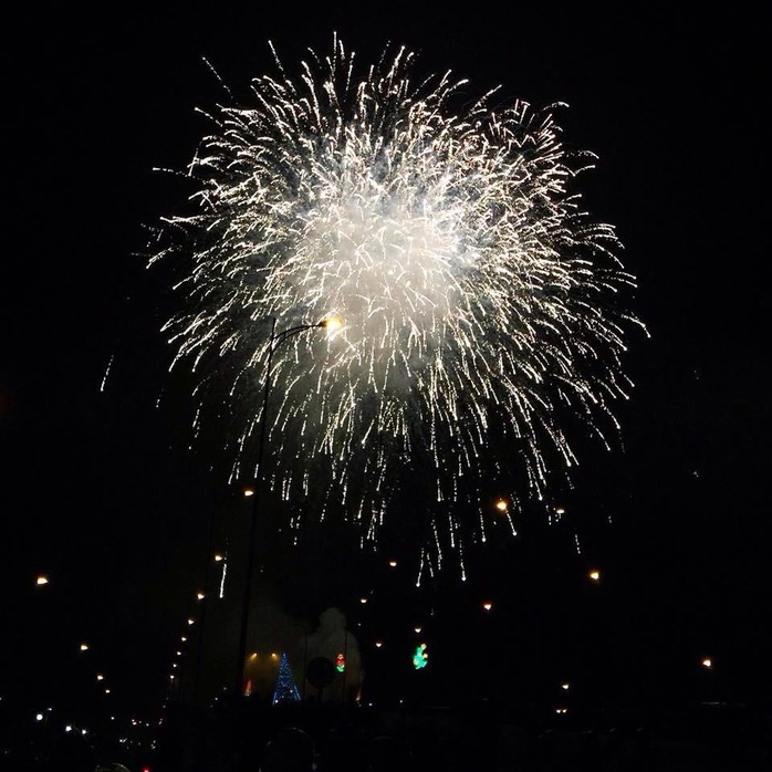 Đúng 24 giờ 00, pháo hoa rực sáng trên bầu trời thành phố Vị Thanh