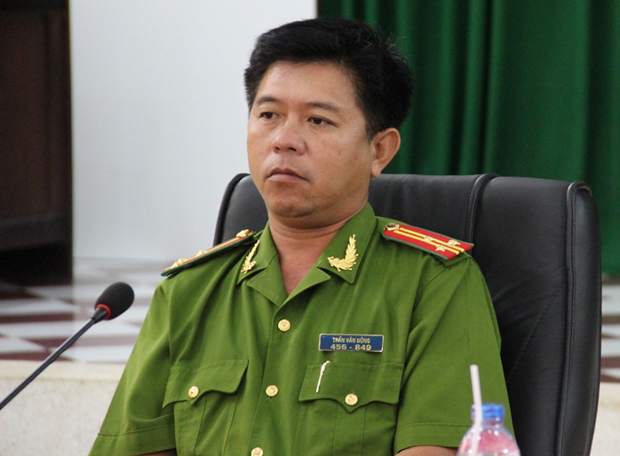 Thượng tá Trần Văn Dũng,
Phó Trưởng Công an huyện Phú Quốc tại buổi họp báo.
