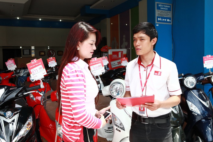 Nhân viên Home Credit tư vấn khách vay tiền mua xe máy Nhân viên Home Credit tư vấn khách vay tiền mua xe máy