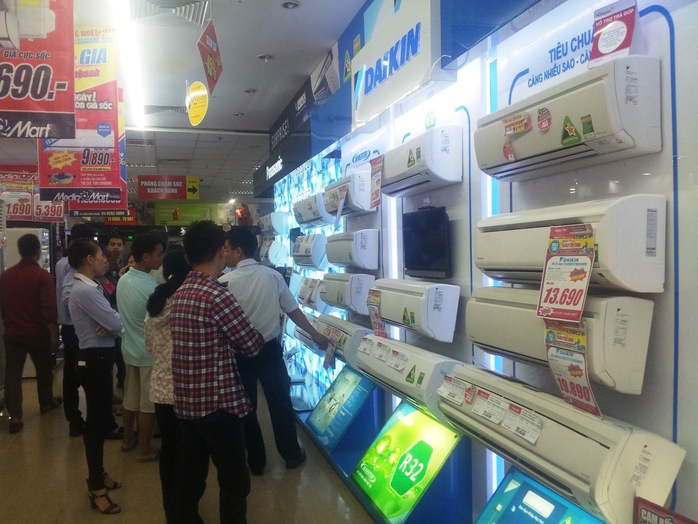 Khách chọn mua đồ điện lạnh tại siêu thị Media Mart Hà Đông 
Ảnh: 
Nguyễn Hưởng
