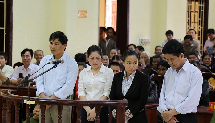 Các bị cáo Sơn, Vân, Thuận và Thiện (từ trái sang) tại phiên tòa sơ thẩm