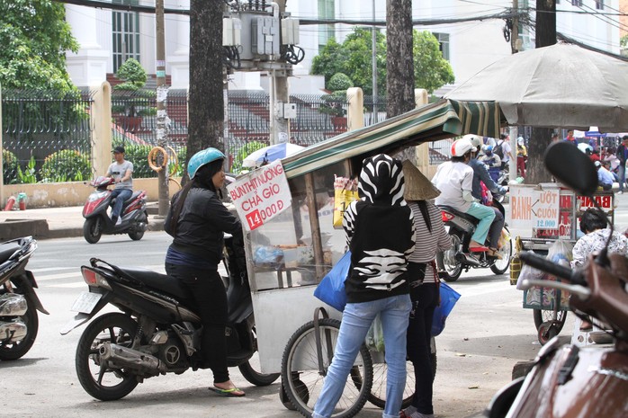 Đường Điện Biên Phủ (ảnh trên) và đường Nguyễn Văn Cừ, hàng rong cứ thế xem lòng đường là nơi kinh doanh của mình.