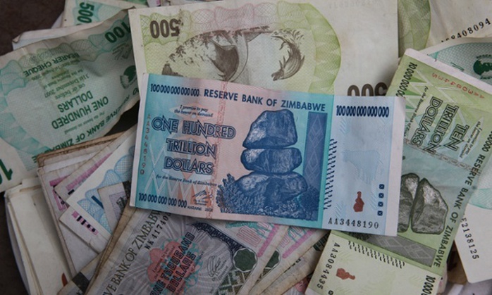 Tờ tiên mệnh giá 100 nghìn tỉ USD Zimbabwe chụp vào năm 2010. Ảnh: AP