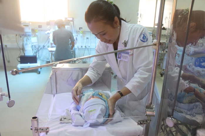 BS Phạm Thị Thanh Tâm trực tiếp thăm khám cho cháu bé lần cuối trước khi trao về tay mẹ