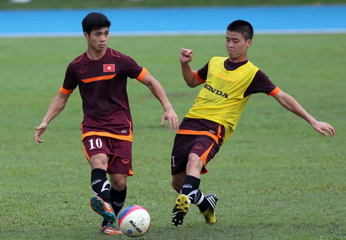 Công Phượng và Duy Mạnh trong một tình huống tranh bóng tại buổi tập chiều nay của U23 Việt Nam