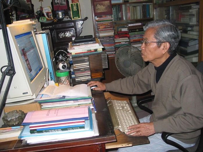 Ở tuổi 87 ông vẫn miệt mài lướt web để truy cập thông tin về vấn đề văn hóa nghệ thuật nước nhà