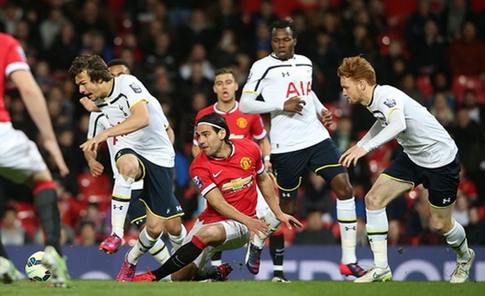 Falcao thi đấu đầy quyết tâm trong đội hình U21 Man United