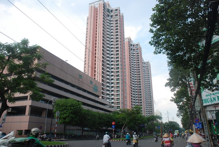 3 tòa tháp cao ốc Thuận Kiều Plaza, hiện nay chỉ bán được khoảng 20 căn và vài công ty thuê làm văn phòng. 3 tòa tháp cao ốc Thuận Kiều Plaza, hiện nay chỉ bán được khoảng 20 căn và vài công ty thuê làm văn phòng.